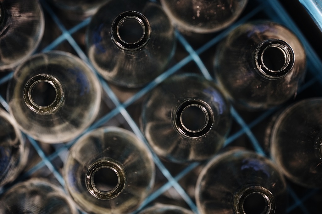 Glass wine bottles and recycling: rethinking the container deposit approach